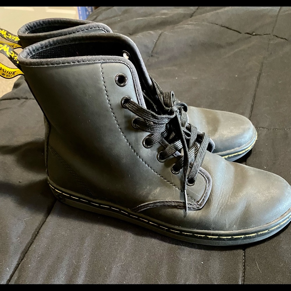 Dr Martens Shoreditch boot in leather.